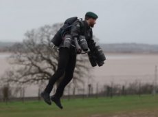 Британский морпех испытал снаряжение наемника из «Звездных войн»