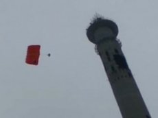 С телебашни в Екатеринбурге прыгнули три парашютиста