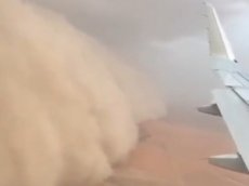 Самолет «сбежал» от песчаной бури в Кувейте