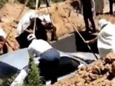 В Китае мужчину похоронили в автомобиле