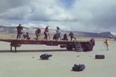 Съемочную группу сдуло выхлопными газами авиалайнера