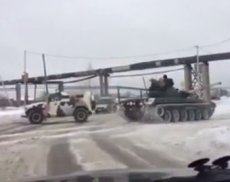 В Нижнем Тагиле сняли на видео "вежливый" танк