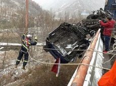 Спасение водителя повисшего на краю моста грузовика попало на видео