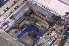 Космонавты на МКС выяснили, что бумеранг, запущенный в невесомости, все равно возвращается