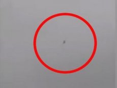 Очевидец снял на видео летящего в небе инопланетянина