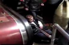 В киевском метро пассажира затянуло эскалатором