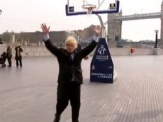 Мэр Лондона продемонстрировал баскетбольный трюк