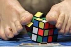 На чемпионате мира кубик Рубика собирали вслепую и ногами