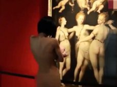 Обнаженная художница шокировала посетителей немецкого музея