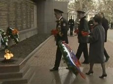 Губернатор Сергей Меняйло случайно сбил венок у Вечного огня