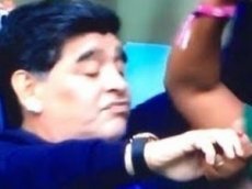 Марадона станцевал с болельщицей на стадионе