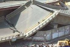 Мост рухнул на оживленную автотрассу