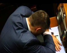 Украинский депутат уснул на заседании Верховной Рады
