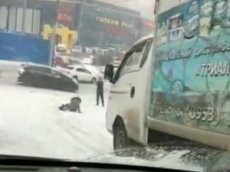 Во Владивостоке прохожий спас девушку из-под колес грузовика