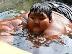 Самого толстого мальчика в мире посадили на диету