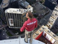 Человек-паук забрался на 152 метровый небоскреб в Париже