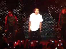 Крис Браун танцует Thriller Майкла Джексона на своем концерте