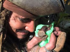 Джонни Депп накормил новорожденную летучую мышь