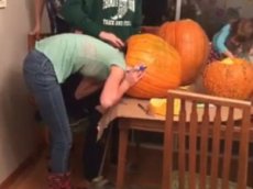 Женщина застряла головой в тыкве, готовясь к Хэллоуину