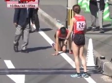 Бегунья приползла к финишу марафона со сломанной ногой