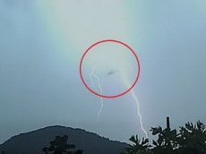 В Бразилии засняли НЛО в центре грозы