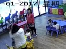 В Китае родители избили воспитательницу-садистку