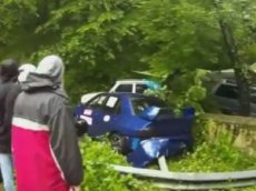 Гоночная машина вылетела с трассы и сбила ребенка