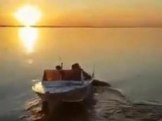 Моторная лодка с пассажирами перевернулась на реке Лена