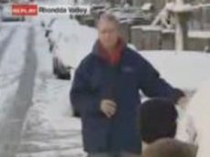 Репортёра закидали снежками