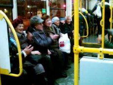 Пермские пенсионеры устроили концерт в трамвае