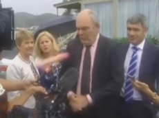 Министр Новой Зеландии получил по лицу пенисом