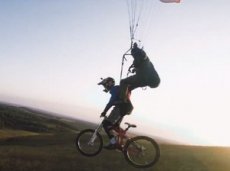 Велосипедиста сбросили с параплана ради эффектного трюка