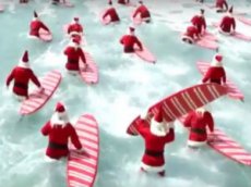 Сотни Санта-Клаусов приняли участие в серфинг-заплыве