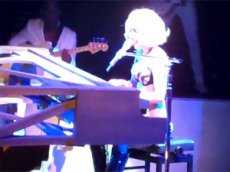 Lady Gaga представила свой новый хит "You and I"