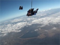Американец отпраздновал 100-летний юбилей прыжком с парашютом