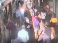 Ребенок упал между поездом и платформой на ж/д станции в Австралии