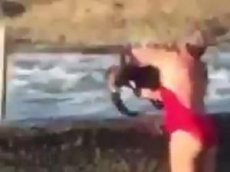 В Австралии женщина поймала акулу голыми руками