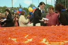 Жители Южно-Сахалинска съели гигантский бутерброд с красной икрой