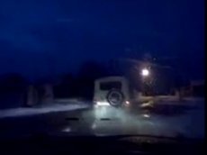 Сотрудник ГИБДД бегом догнал автомобиль нарушителя