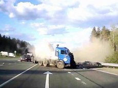 Цементовоз влетел в фуру на трассе под Екатеринбургом
