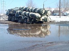 Зенитно-ракетный комплекс застрял в грязи по дороге на репетицию парада Победы