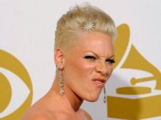 Пинк похвасталась новой прической и призвала фанатов стричься дома