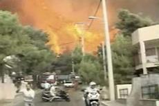 В пригороде Афин бушует пожар