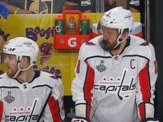 Овечкин получил по лицу шайбой в матче с «Вегасом»