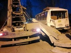 Падение бетонной плиты на автобус в Новосибирске попало на видео