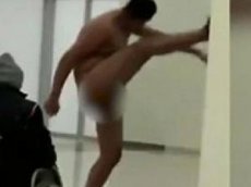 Обнажённый пассажир станцевал канкан в Шереметьево