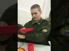 Российские солдаты показали «фокус с пюрешкой»