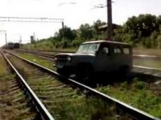 Поезд разнес застрявший на рельсах УАЗ