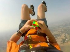 Парашютист собрал кубик Рубика в воздухе