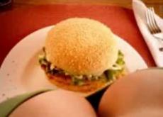 Блондинка не заметила еду за силиконовой грудью